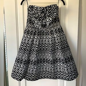 Eva Franco Strapless Mini Dress with Bow detail. Black and White. Size 0.